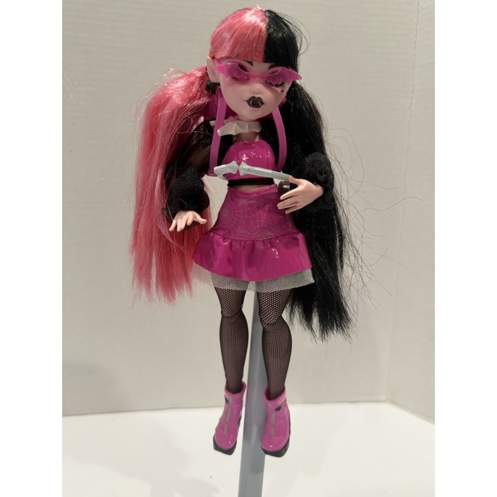 Monste…..Draculaura Fashion Doll With Pet Count Fabulous And Accessories